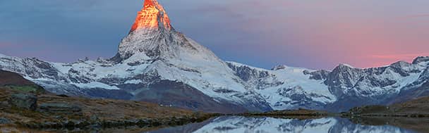 All'alba il Cervino si riflette nel Lago Stellisee