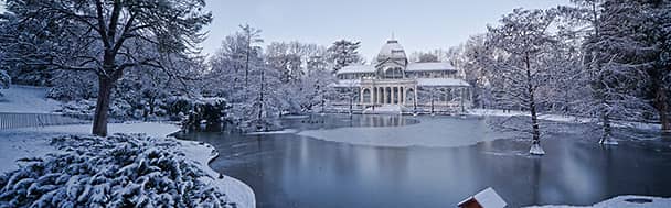 Bajo un manto de nieve, el Palacio de Cristal del Retiro en Madrid ofrece un espectáculo único.