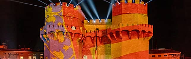 Vista de las Torres Serranos durante La Crida de las Fallas, Valencia